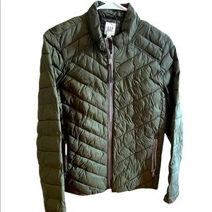 Gap Women’s Lightweight Puffer Coat in olive green